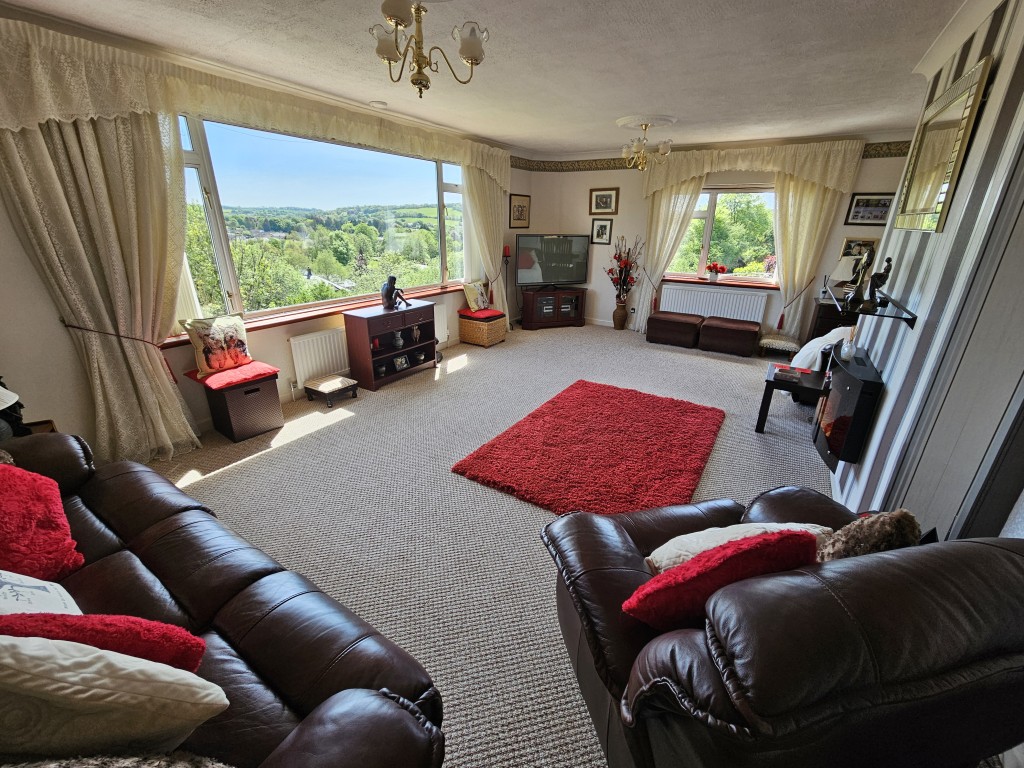 Lot: 46 - LINK-DETACHED HOUSE WITH VIEWS IN A POPULAR LOCATION - Living room
